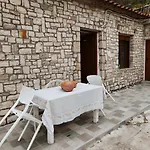 Farmhouse Qeparo *