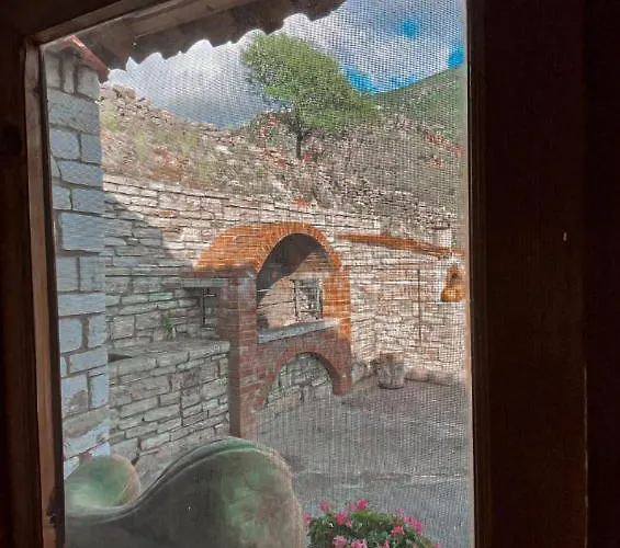 Farmhouse Qeparo Lägenhet *