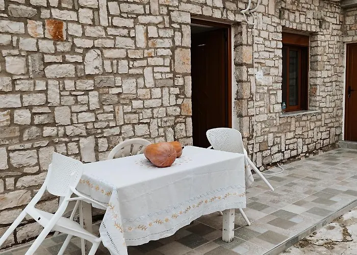 Farmhouse Qeparo *